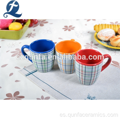 Taza de cerámica colorida de encargo al por mayor con la manija